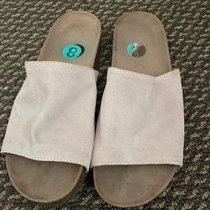Splendid size 8 slides barely worn